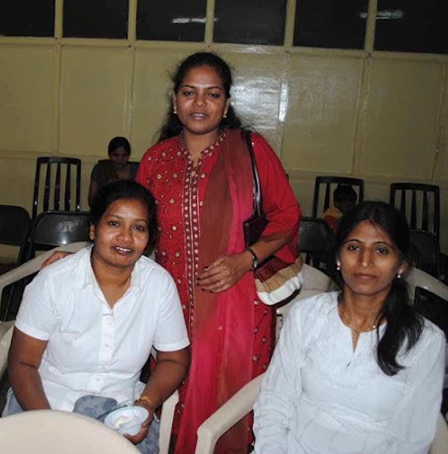 Meisjes in het publiek bij een bijeenkomst